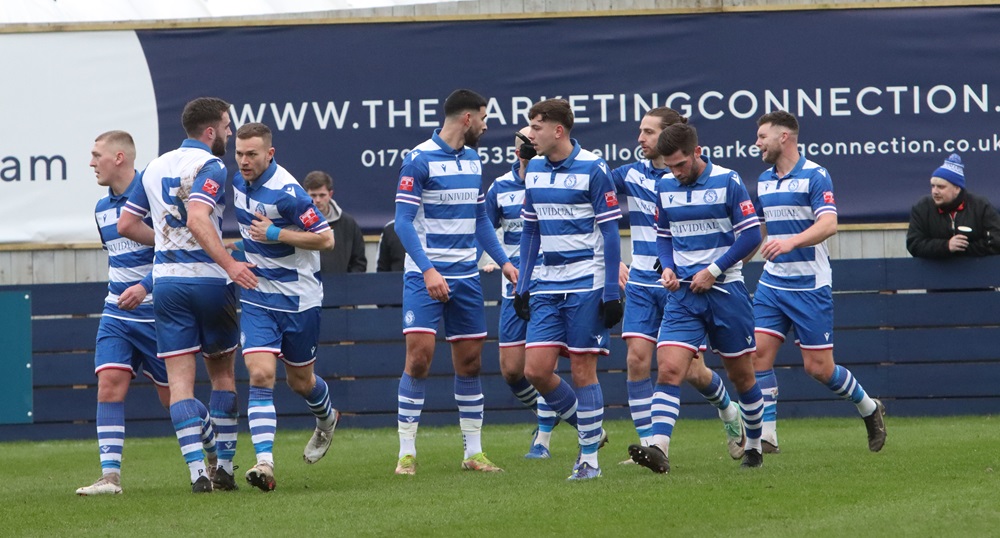 The players celebrate Simmo’s goal