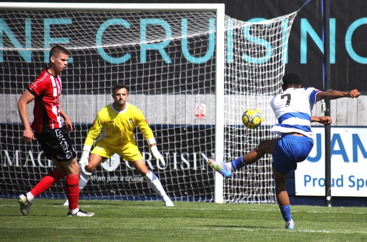 Sal Abubakar hit a powerful strike on goal