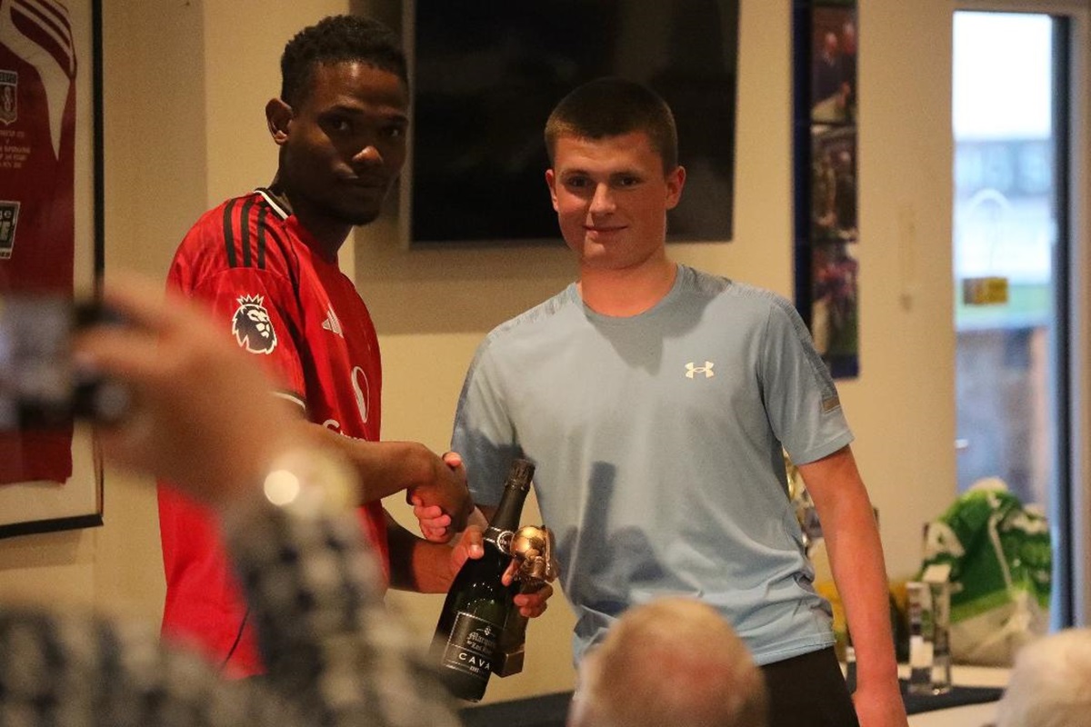 Club sponsor NSBRC’s representative Rawleigh Fremlin presents Sid Gbla with his top scorer award