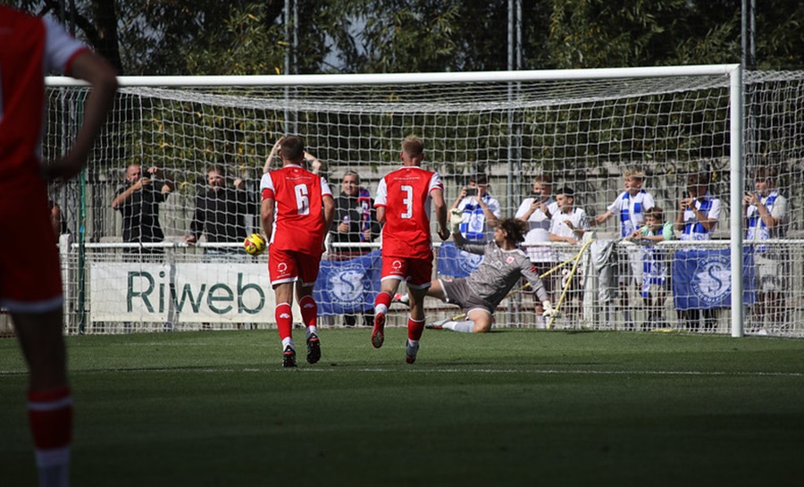 Sal Abubakar’s penalty sends Didcot keeper Leigh Bedwell the wrong way to make it 2-1