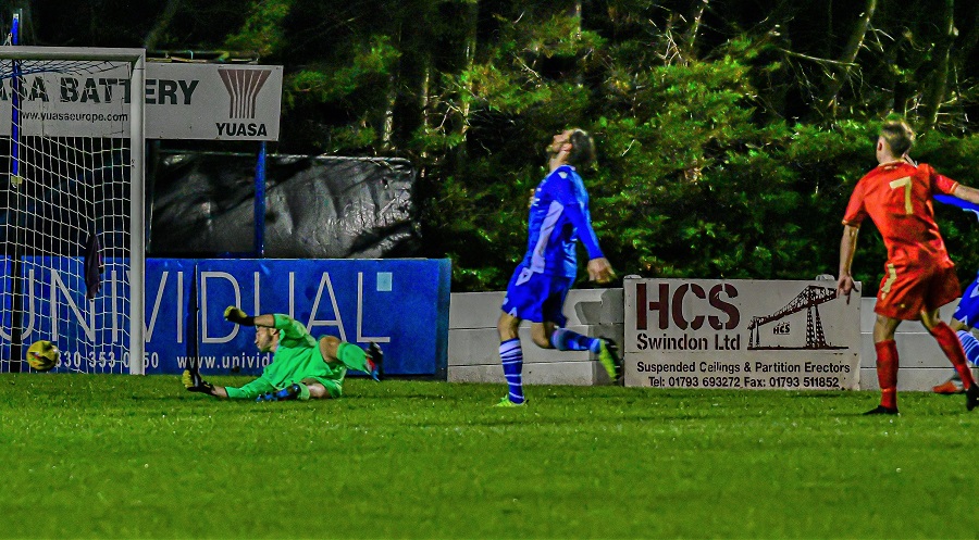 Ollie Knights scores the Met Polices goal